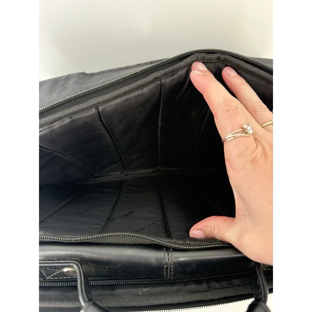 Kenneth Cole Reaction Unisex Black Leather Risky Business Messenger Bag Laptop